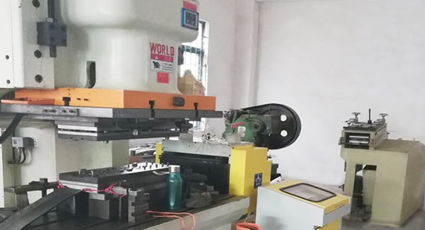 廣有五金新增合頁生產(chǎn)設(shè)備,能生產(chǎn)8-10MM厚度的合頁?